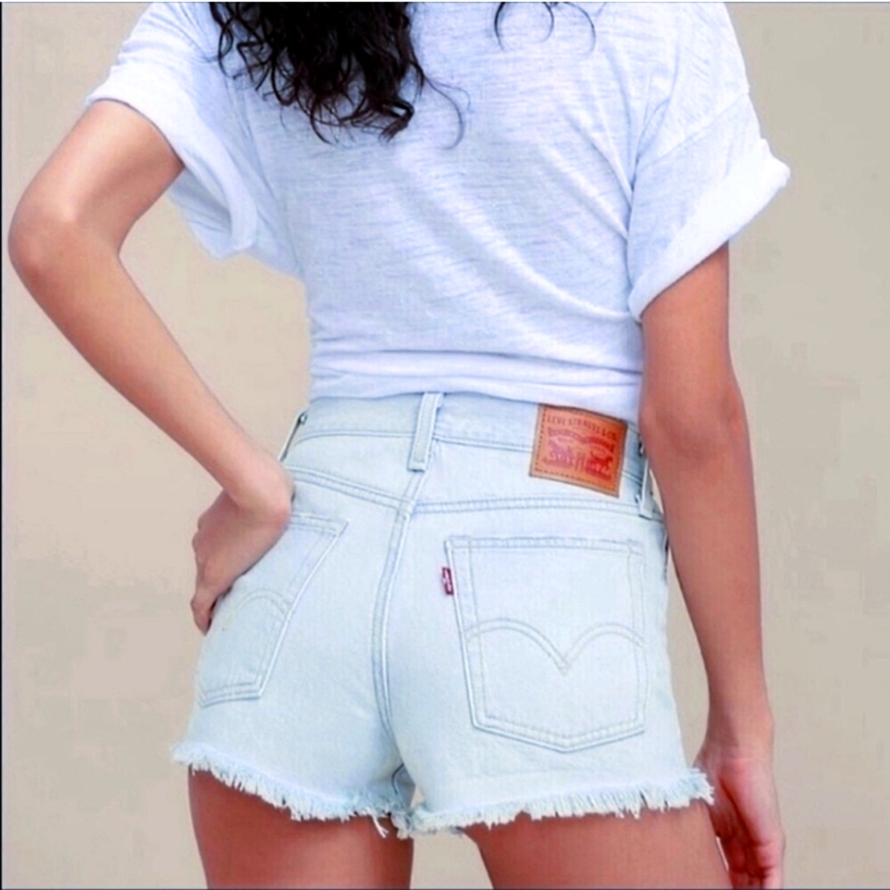 Levi’s High-rise Wedgie Fray hem Jean Shorts in Edge of Indigo Size 29